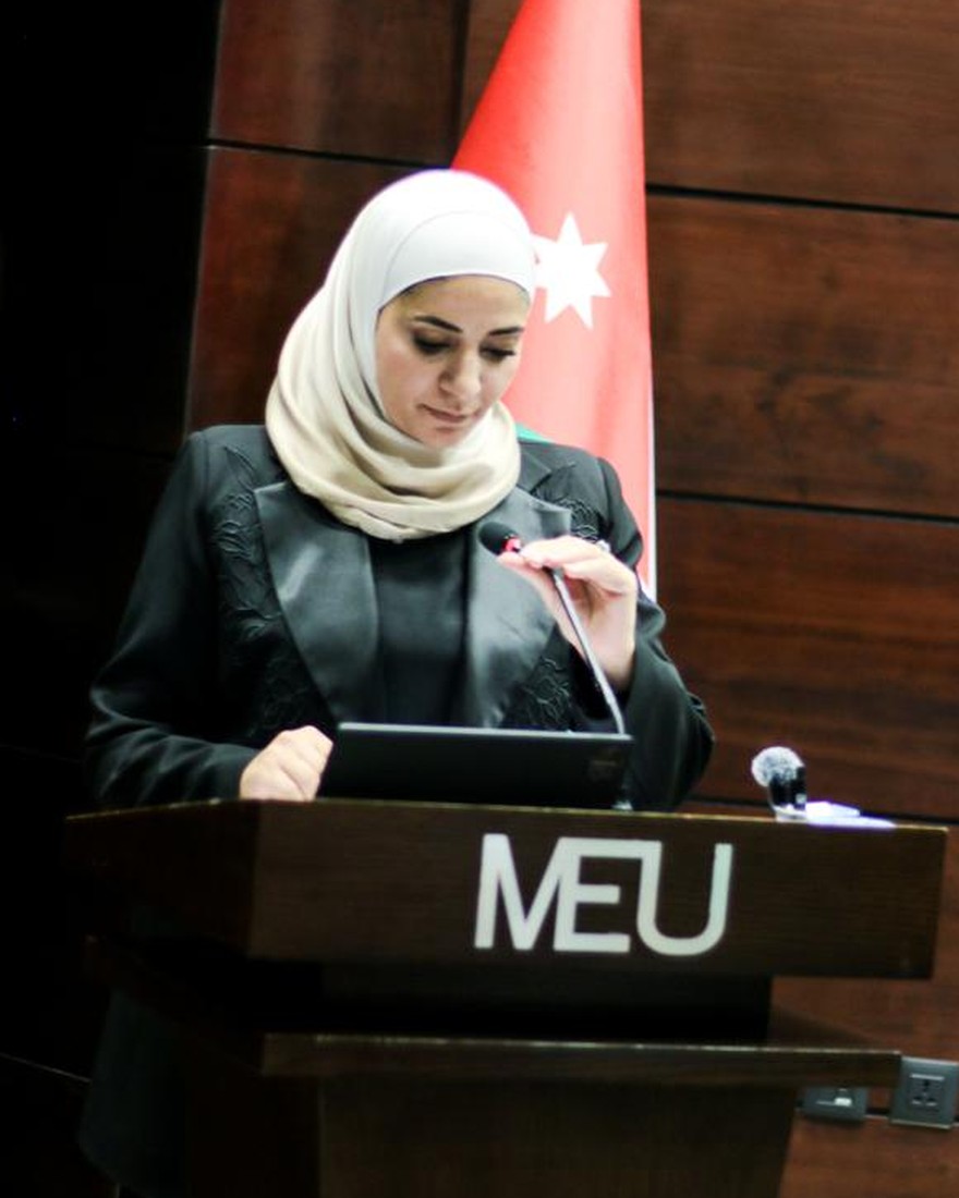 المهندسة بنان البنّا، المؤسِّسة والمديرة التنفيذية، خلال كلمة في جامعة الشرق الأوسط
